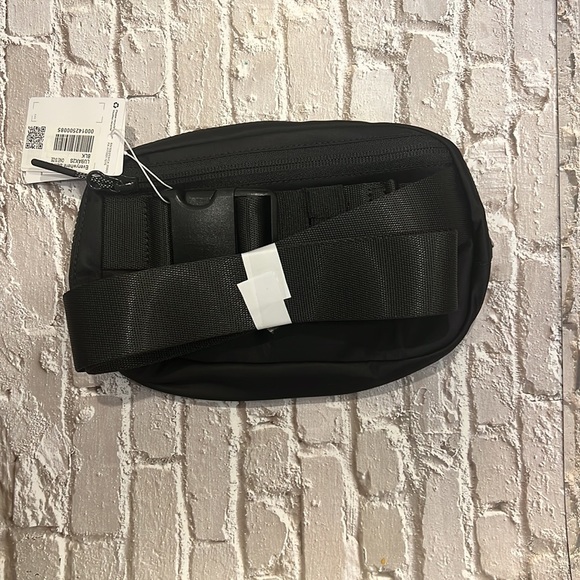 RARE 🦄 Lululemon everywhere belt bag ALL BLACK 🤩 - Picture 3 of 7
